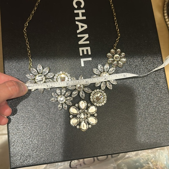 Flower gunmetal stone statement necklace - Picture 11 of 15